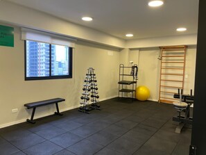 A gym with a bench, dumbbell rack, exercise ball, and a pull-up bar. - Apartment in the Refinatto Building in downtown Curitiba, near Shopping Estação. (Curitiba)