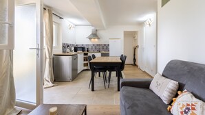 Una cocina moderna con comedor, sofá y una mesa pequeña.