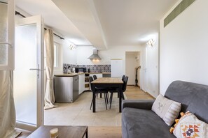 Et moderne køkken med spiseplads, en sofa og et lille bord.