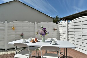 Outdoor dining - La Belle Hélène Armor - À 4 km de la plage (Saint-Alban)