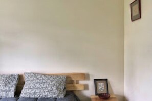 Interior - Asqur Bassi (Mekhtar)