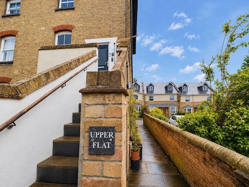 Charming, spacious and full of natural light 2-story flat in central Saxmundham.