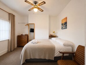 2 bedrooms, desk, free WiFi, bed sheets - Charming, spacious and full of natural light 2-story flat in central Saxmundham. (Saxmundham)