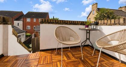 Charming, spacious and full of natural light 2-story flat in central Saxmundham.