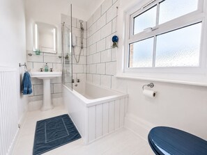 Towels, soap, toilet paper - Charming, spacious and full of natural light 2-story flat in central Saxmundham. (Saxmundham)