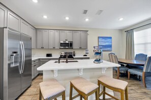 Coffee/tea maker, fridge, microwave, oven - Sunshine & Splash Cottage with Private Pool Near Disney with Margaritaville. (Kissimmee)