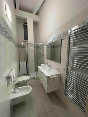 Bidet, sapone, shampoo, carta igienica