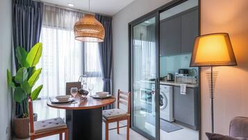 Condo, 1 Bedroom, Accessible, Private Pool | Living room | Books