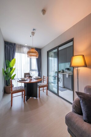 Appartamento, 1 camera da letto, accessibile ai disabili, piscina privata | Soggiorno | Libri