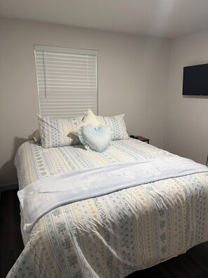 2 bedrooms, iron/ironing board, WiFi