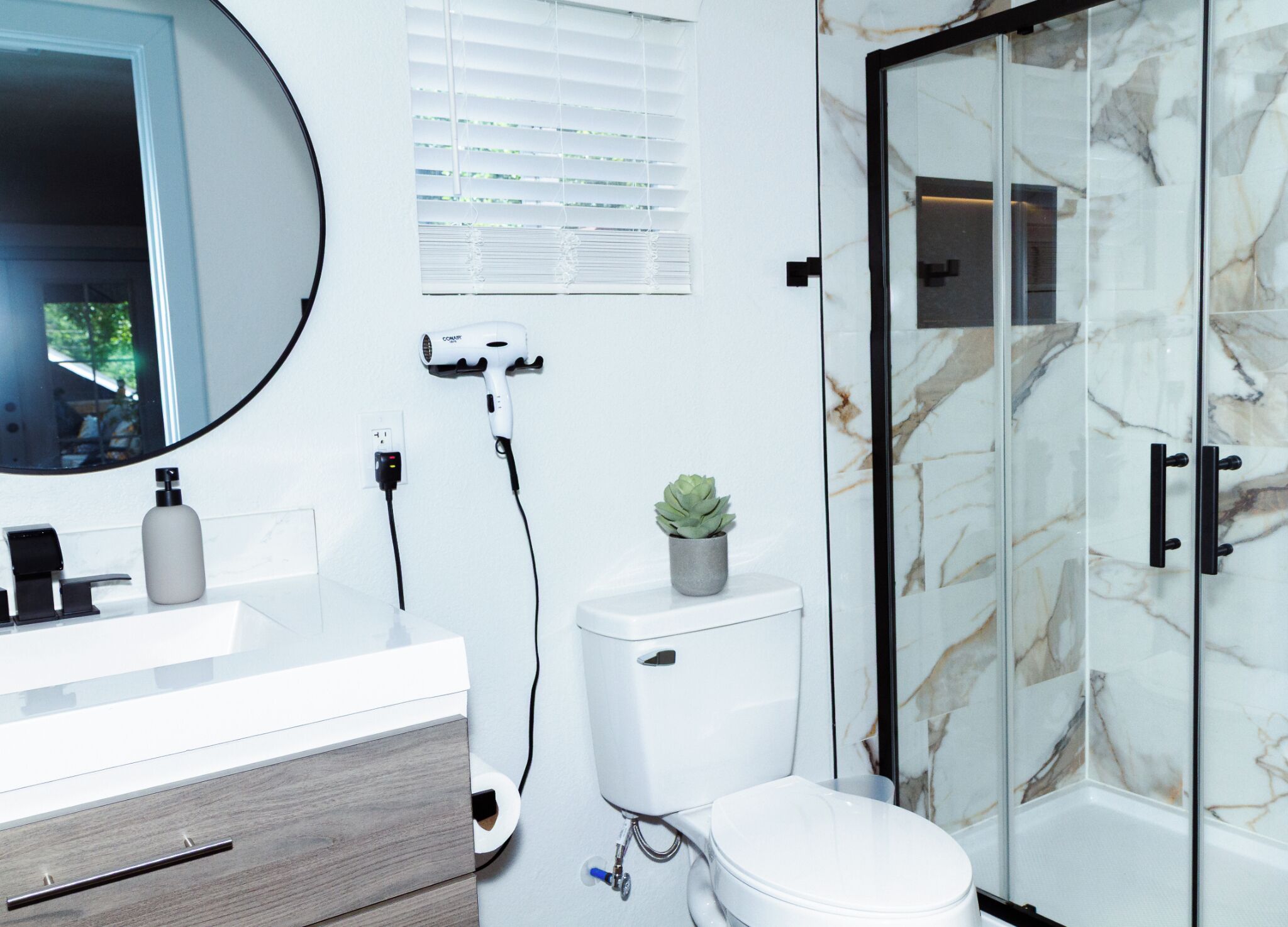 淋浴设施、吹风机、毛巾、肥皂