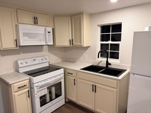 2-bedroom apartment in perfect Mt. Pleasant with cool AC