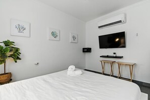 Ferros/tábuas de passar roupa, berço de viagem, Wi-Fi, roupa de cama