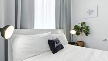 Tabla de planchar con plancha, cuna de viaje, wifi y ropa de cama