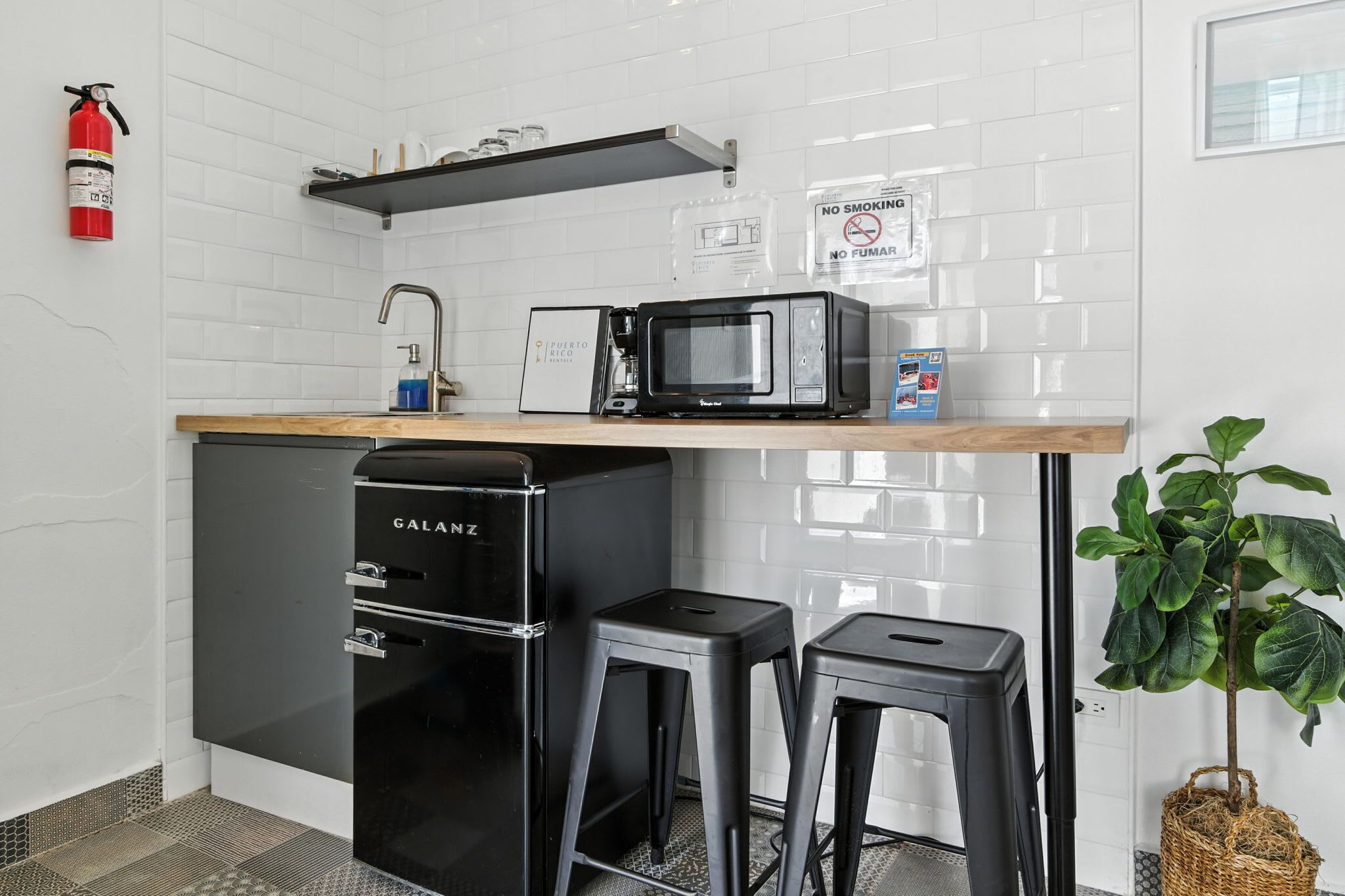 Microwave, cookware/dishes/utensils