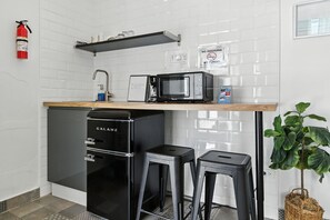 Microondas y utensilios de cocina 