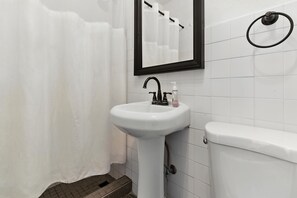 Regadera, secadora de cabello, toallas, shampoo 