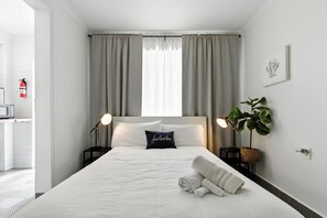 Tabla de planchar con plancha, cuna de viaje, wifi y ropa de cama 