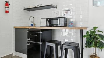 Microwave, cookware/dishes/utensils