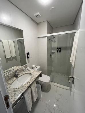 Shower, hair dryer, towels, soap - Zella Residence (Curitiba)