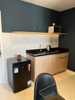 Mini-fridge, microwave, stovetop, highchair - Zella Residence (Curitiba)