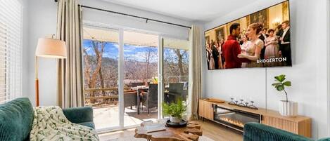 Smart TV, fireplace