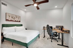 5 bedrooms, free WiFi, bed sheets, wheelchair access - Daytona 500 Retreat Renovated 5 Bedroom Oasis (Daytona Beach)