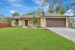 Exterior - Daytona 500 Retreat Renovated 5 Bedroom Oasis (Daytona Beach)