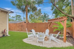 Property grounds - Daytona 500 Retreat Renovated 5 Bedroom Oasis (Daytona Beach)