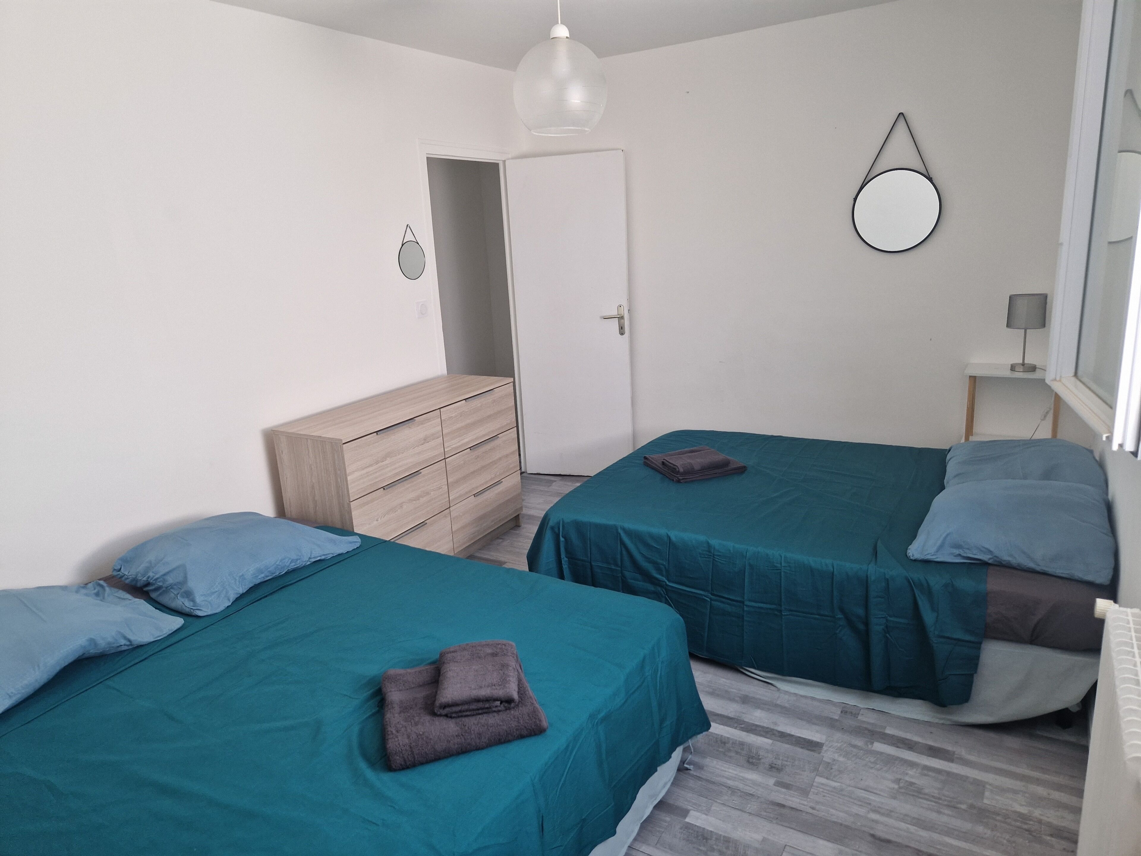 2 habitaciones, tabla de planchar con plancha, wifi y ropa de cama 