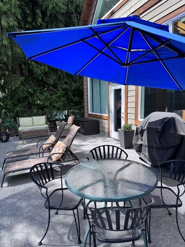 Luxe two-storey home provides a beautiful modern unique romantic getaway!