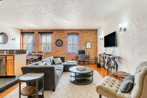 Smart TV - Brick & Beam Downtown Loft - Walk to Delta Center (Salt Lake City)