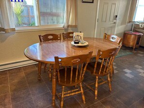 Dining - Redwoods Home Base - Charming 2-bedroom house in Crescent City (Crescent City)