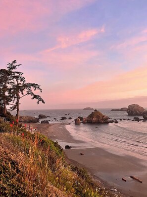 Beach - Redwoods Home Base - Charming 2-bedroom house in Crescent City (Crescent City)