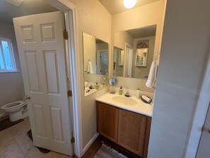 Hair dryer, soap, toilet paper - Redwoods Home Base - Charming 2-bedroom house in Crescent City (Crescent City)