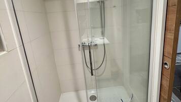 Dusche, Haartrockner, HandtĂŒcher