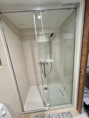 Douche, sèche-cheveux, serviettes fournies
