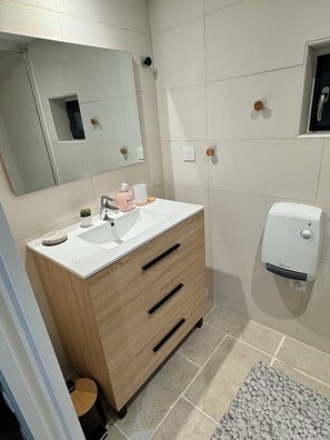 Douche, sèche-cheveux, serviettes fournies