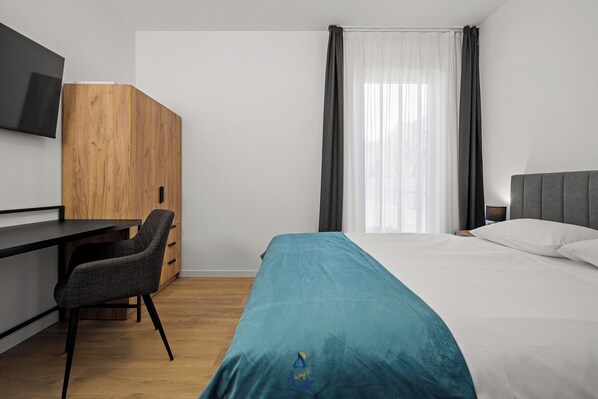 BĂŒgeleisen/BĂŒgelbrett, Reisekinderbett, kostenloses WLAN, BettwĂ€sche