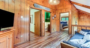 3 bedrooms, iron/ironing board, WiFi, bed sheets - Pine Loch, the perfect Pocono Mountains getaway (Pocono Lake)