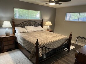 3 bedrooms, iron/ironing board, free WiFi, bed sheets - NEW TO MKT- SPARROW HOUSE-Green Acres, Comfortable 1 Level 3 BR 2 Bath Sleeps 8 (Tyler)