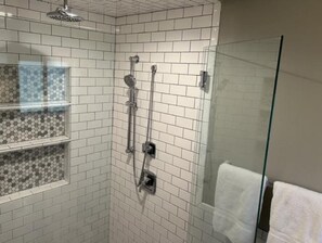 Shower, hair dryer, bidet, towels - NEW TO MKT- SPARROW HOUSE-Green Acres, Comfortable 1 Level 3 BR 2 Bath Sleeps 8 (Tyler)