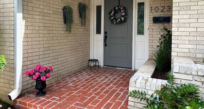 NEW TO MKT- SPARROW HOUSE-Green Acres, Comfortable 1 Level 3 BR 2 Bath Sleeps 8