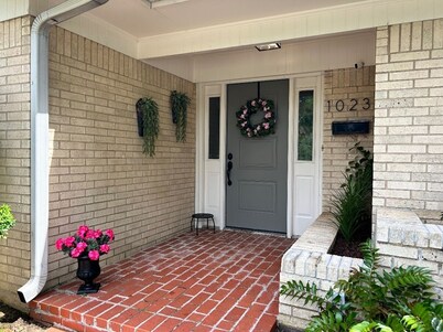 NEW TO MKT- SPARROW HOUSE-Green Acres, Comfortable 1 Level 3 BR 2 Bath Sleeps 8