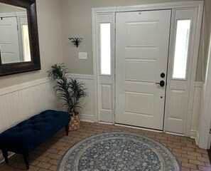 Interior - NEW TO MKT- SPARROW HOUSE-Green Acres, Comfortable 1 Level 3 BR 2 Bath Sleeps 8 (Tyler)
