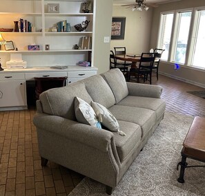 Smart TV, fireplace, books - NEW TO MKT- SPARROW HOUSE-Green Acres, Comfortable 1 Level 3 BR 2 Bath Sleeps 8 (Tyler)
