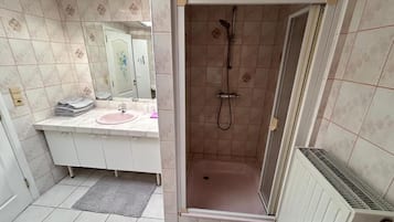 SĂšche-cheveux, serviettes fournies, savon, papier toilette