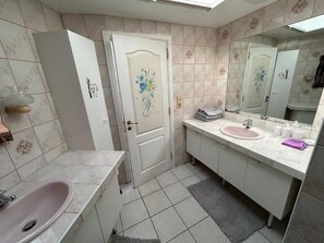 Haartrockner, Handtücher, Seife, Toilettenpapier