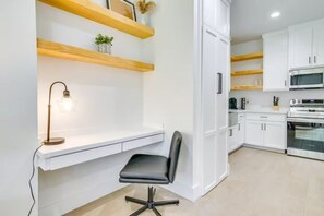 Fridge, microwave, oven, stovetop - Modern Brownsville Duplex Near SPI & Downtown (Brownsville)
