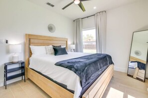 Desk, iron/ironing board, WiFi, bed sheets - Modern Brownsville Duplex Near SPI & Downtown (Brownsville)
